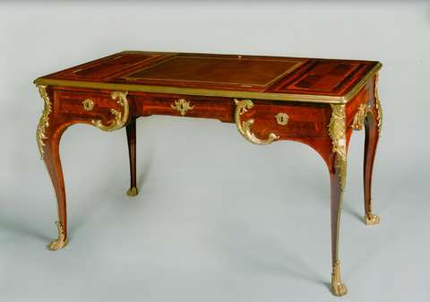 AN EXCEPTIONAL REGENCE ORMOLU MOUNTED SATINWOOD, AMARANTH AND PARQUETRY WRITING DESK
